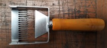 Uncapping Comb